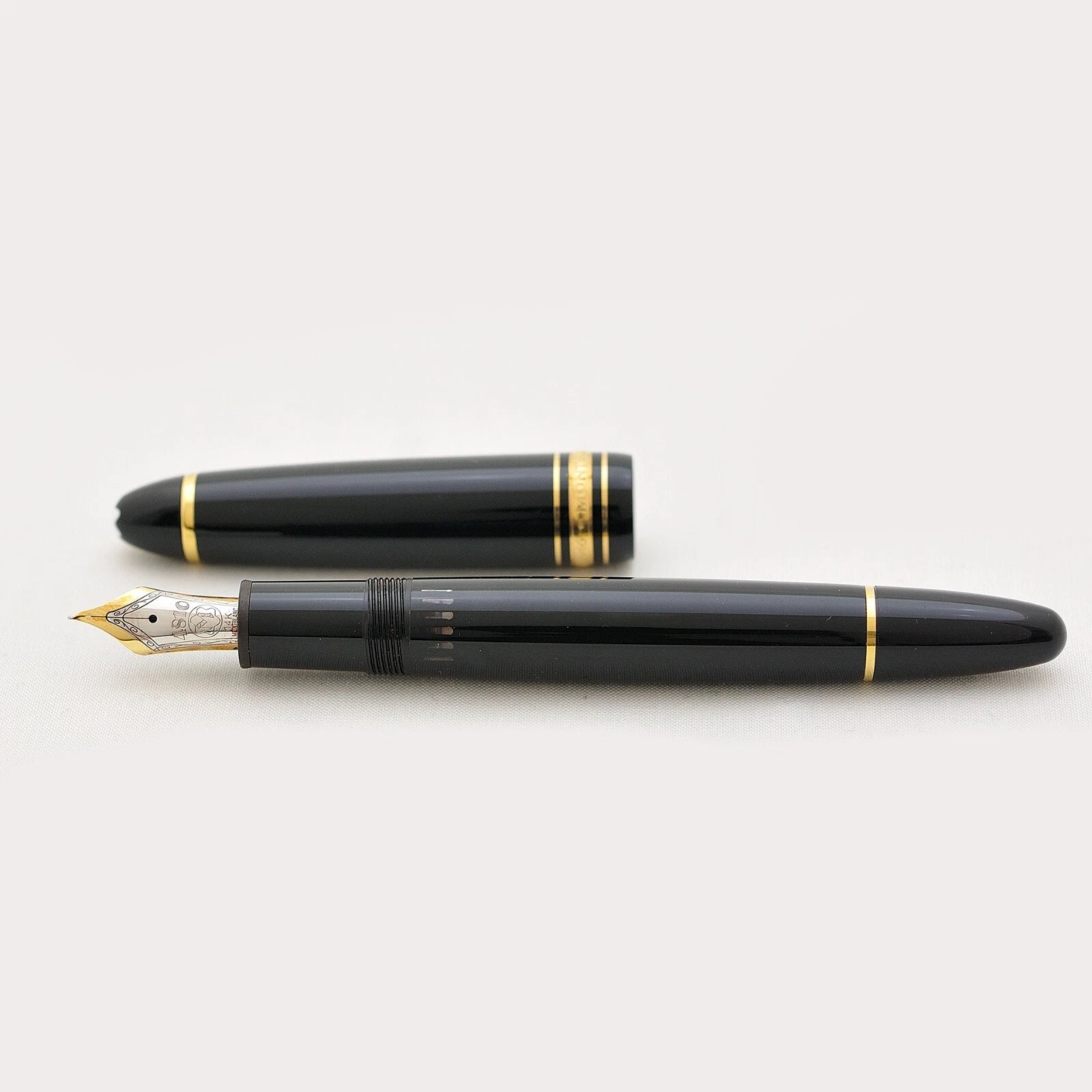 MONTBLANC MEISTERSTUCK GOLD-COATED 4810 BLACK FOUNTAIN