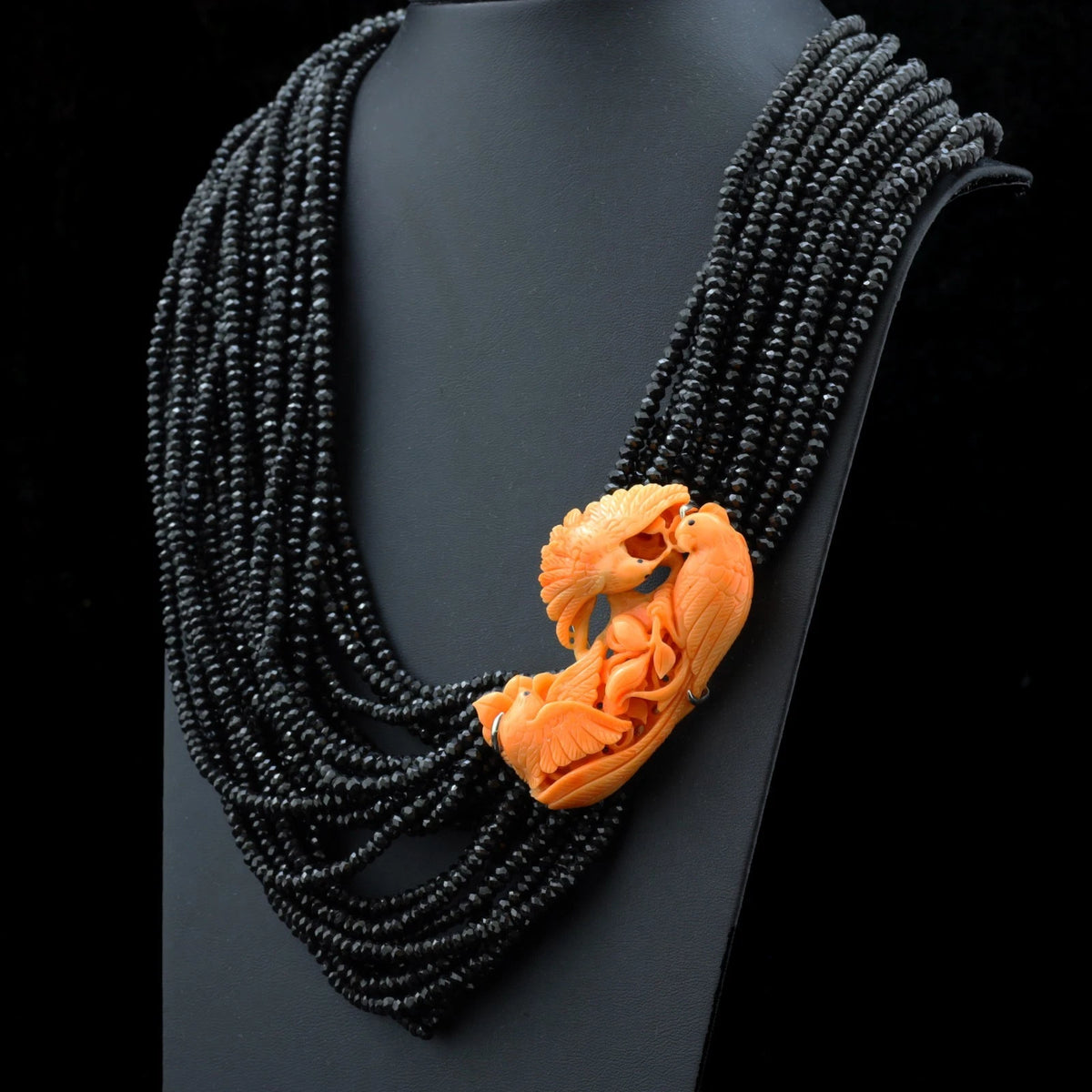 COLLANA IN SPINELLO NERO E CORALLO NATURALE