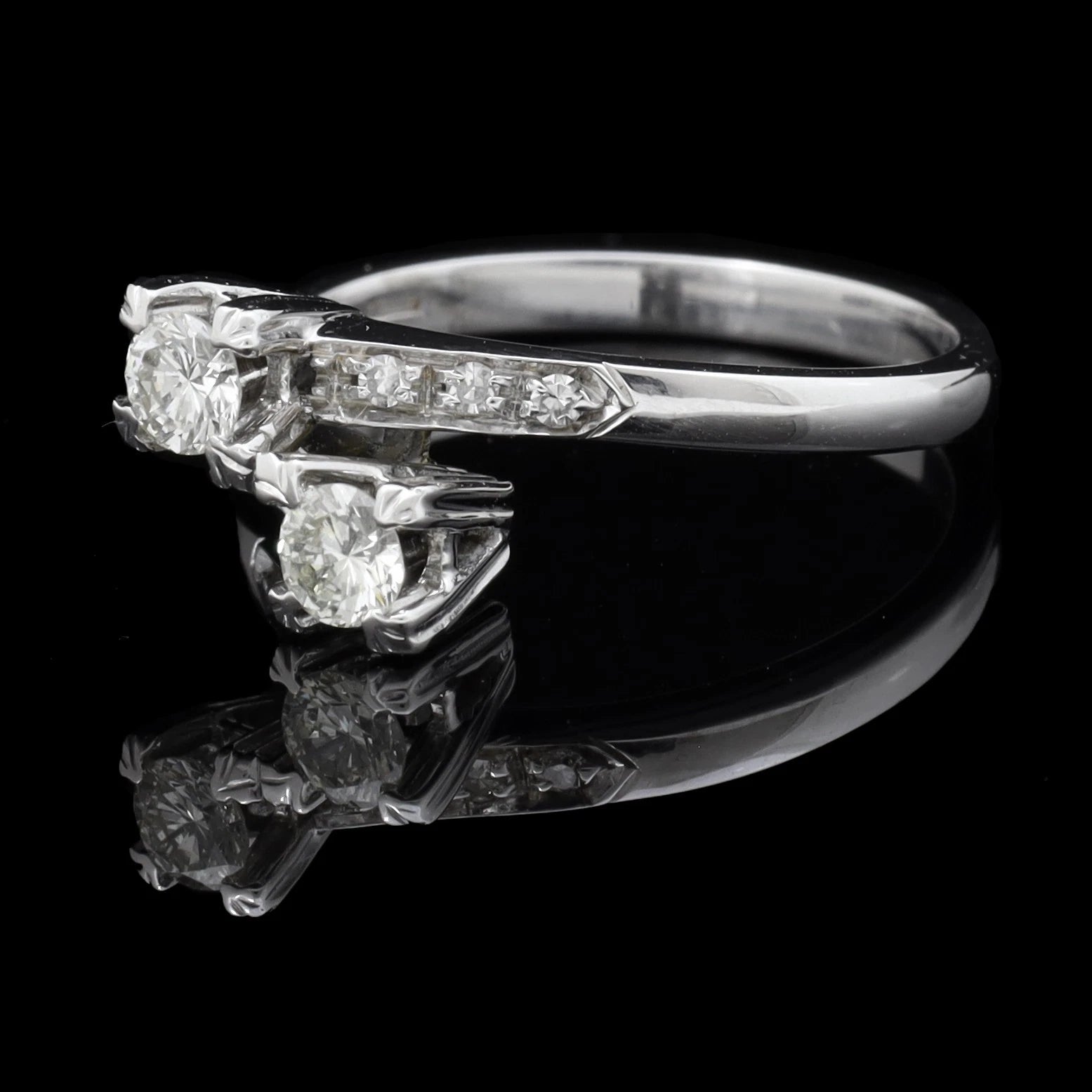 ANELLO CONTRARIE' IN ORO BIANCO 18 KT 750