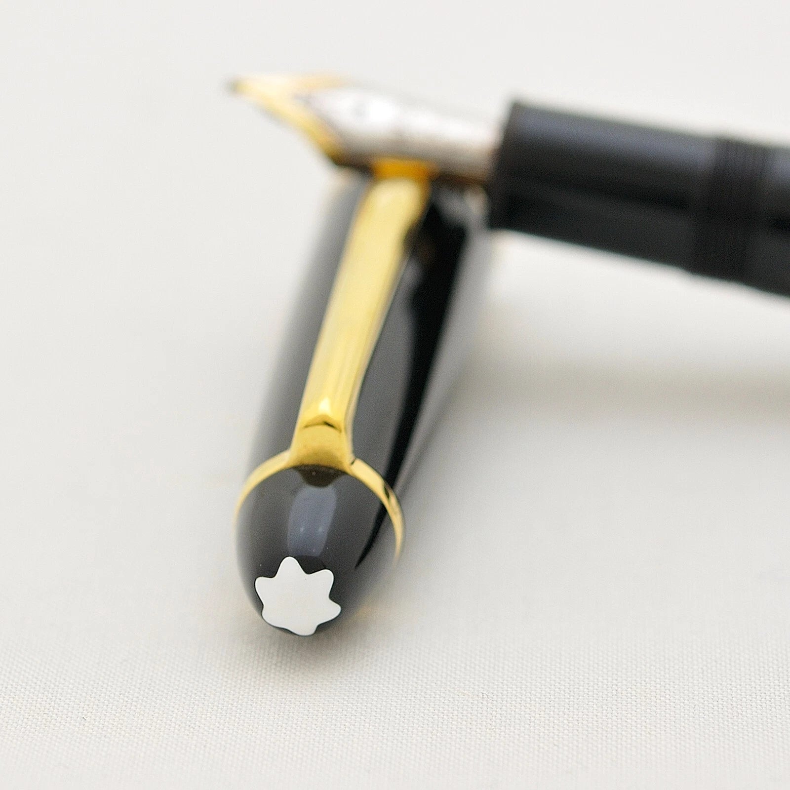 MONTBLANC MEISTERSTUCK GOLD-COATED 4810 BLACK FOUNTAIN