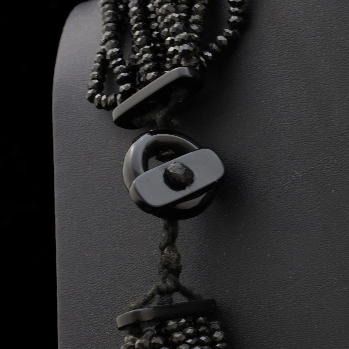 COLLANA IN SPINELLO NERO E CORALLO NATURALE