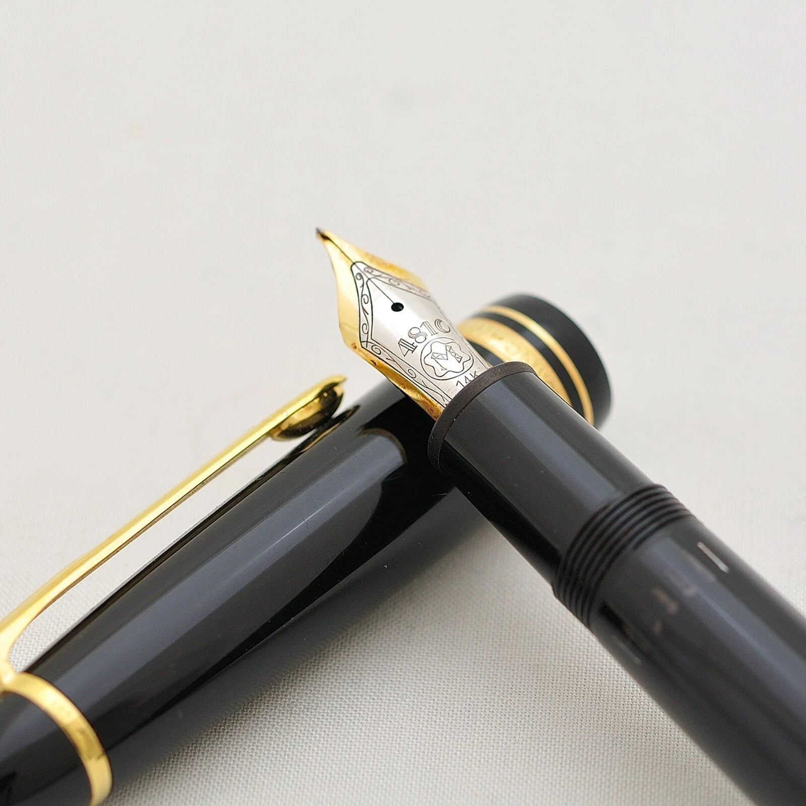 MONTBLANC MEISTERSTUCK GOLD-COATED 4810 BLACK FOUNTAIN