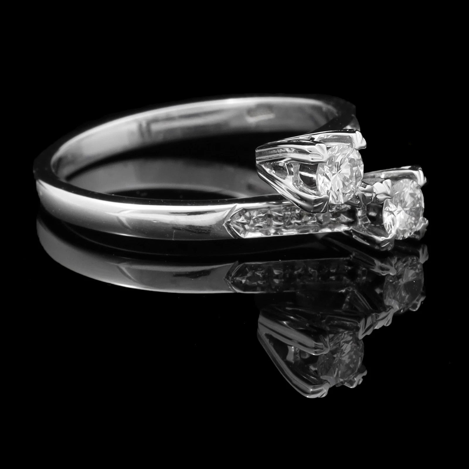 ANELLO CONTRARIE' IN ORO BIANCO 18 KT 750