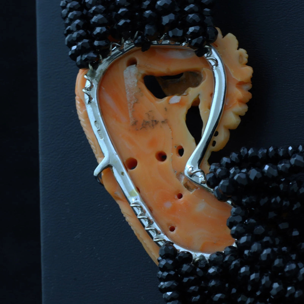 COLLANA IN SPINELLO NERO E CORALLO NATURALE
