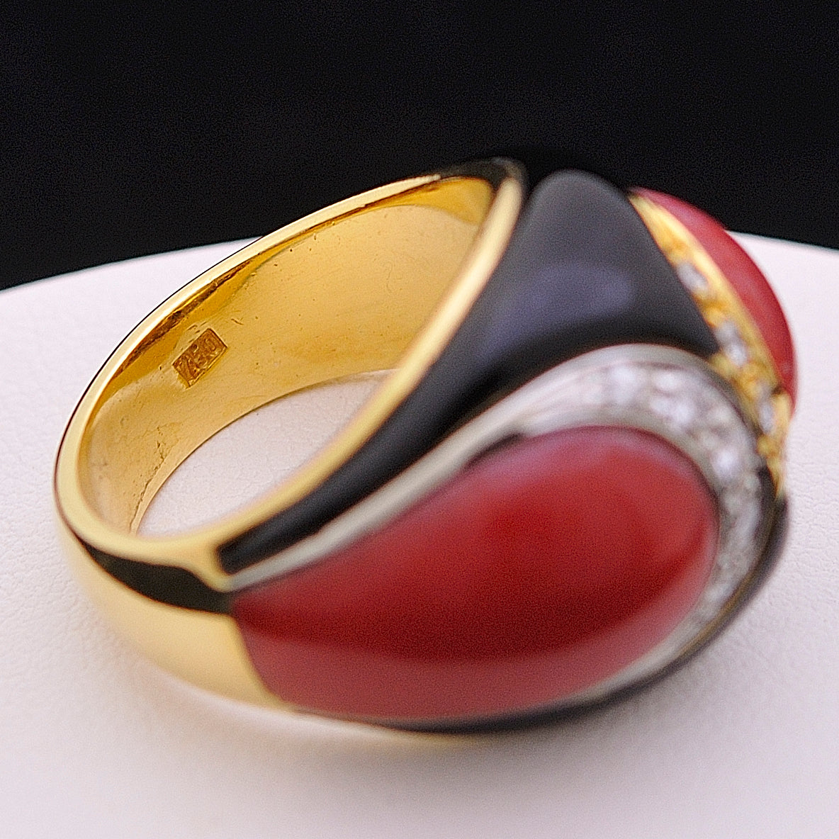 ANELLO IN ORO BRILLANTI 0.21 CT E CORALLO